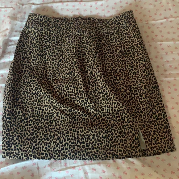 Leopard mini skirt with small side slit🍓🐆!! - Picture 1 of 6